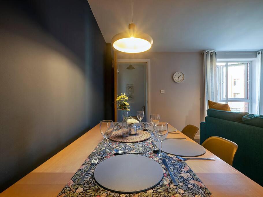 Lovely 2 Bedroom Apt At Ormeau Park W/ Free Parking Belfast Kültér fotó